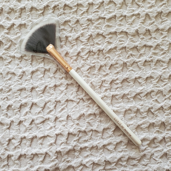 Luxie Beauty Fan Brush 560 - Picture 3 of 4